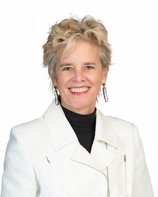 Portrait of Andrea Crossman, Associate Broker